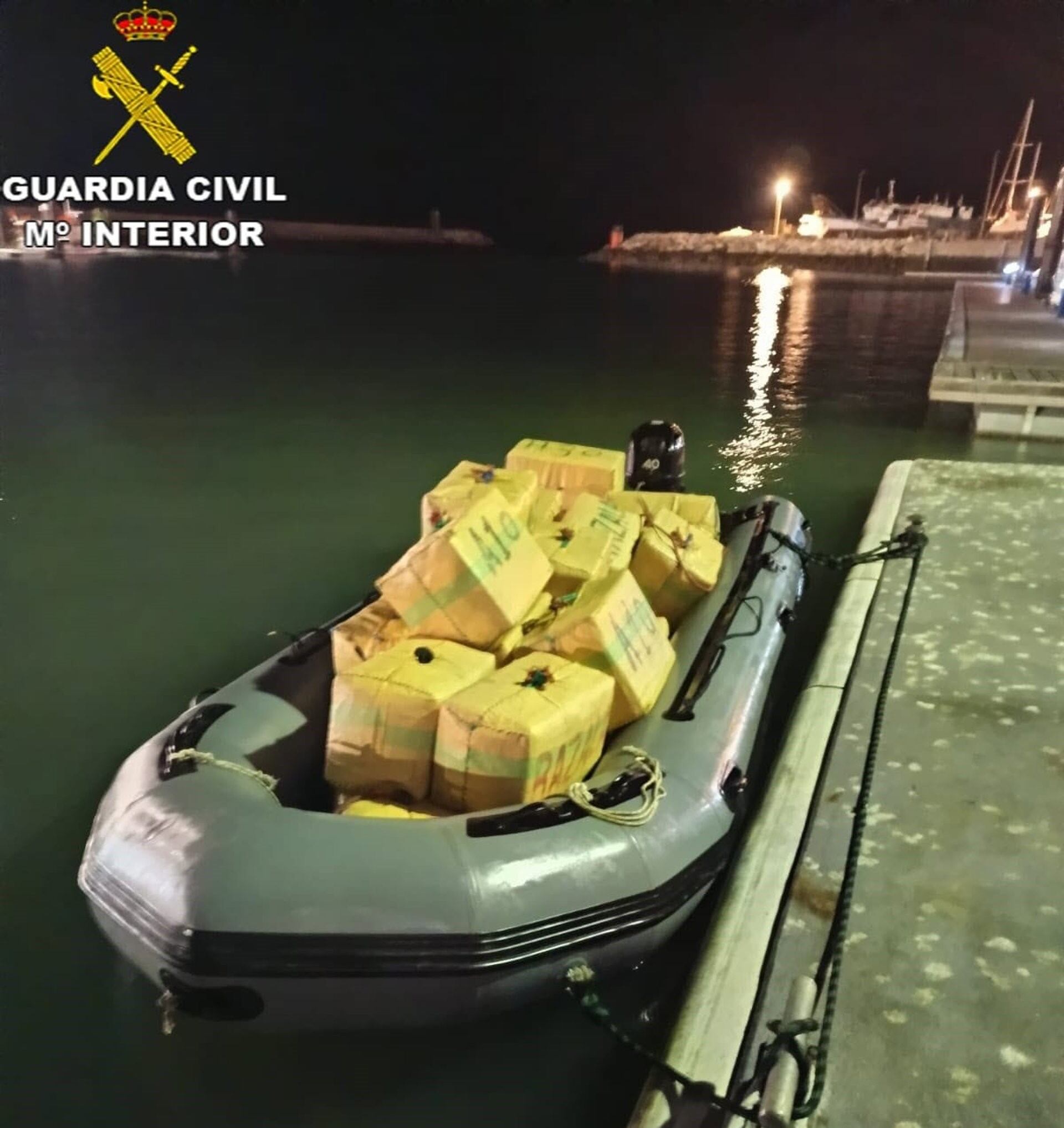 La lancha con la droga intervenida por la Guardia Civil