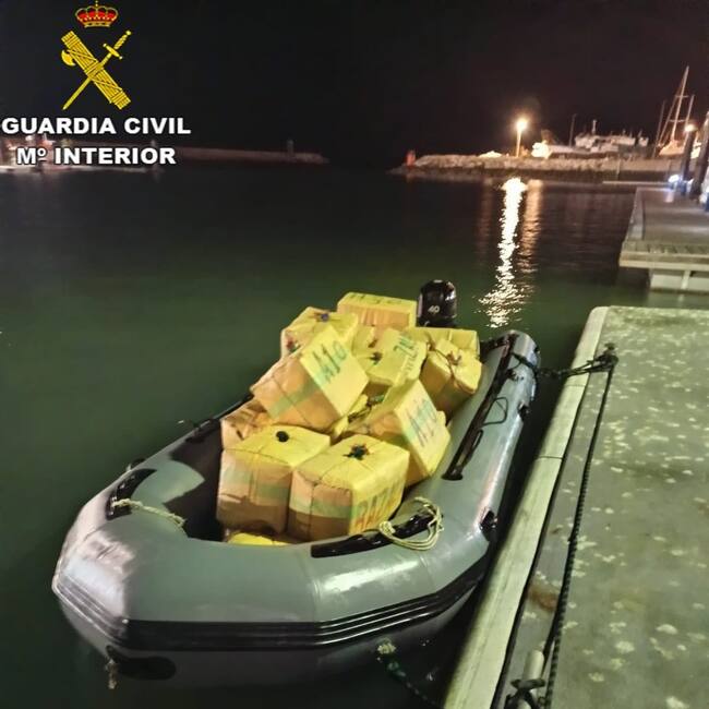 La lancha con la droga intervenida por la Guardia Civil
