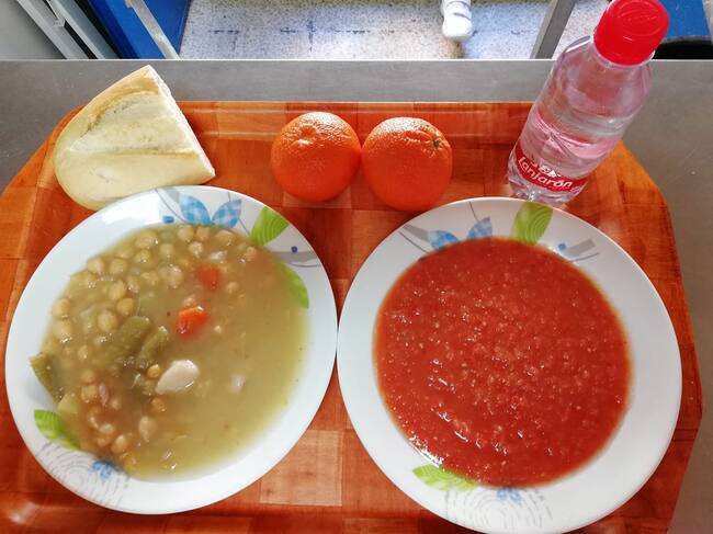 Parte del menú que se sirve a los necesitados que acuden al centro