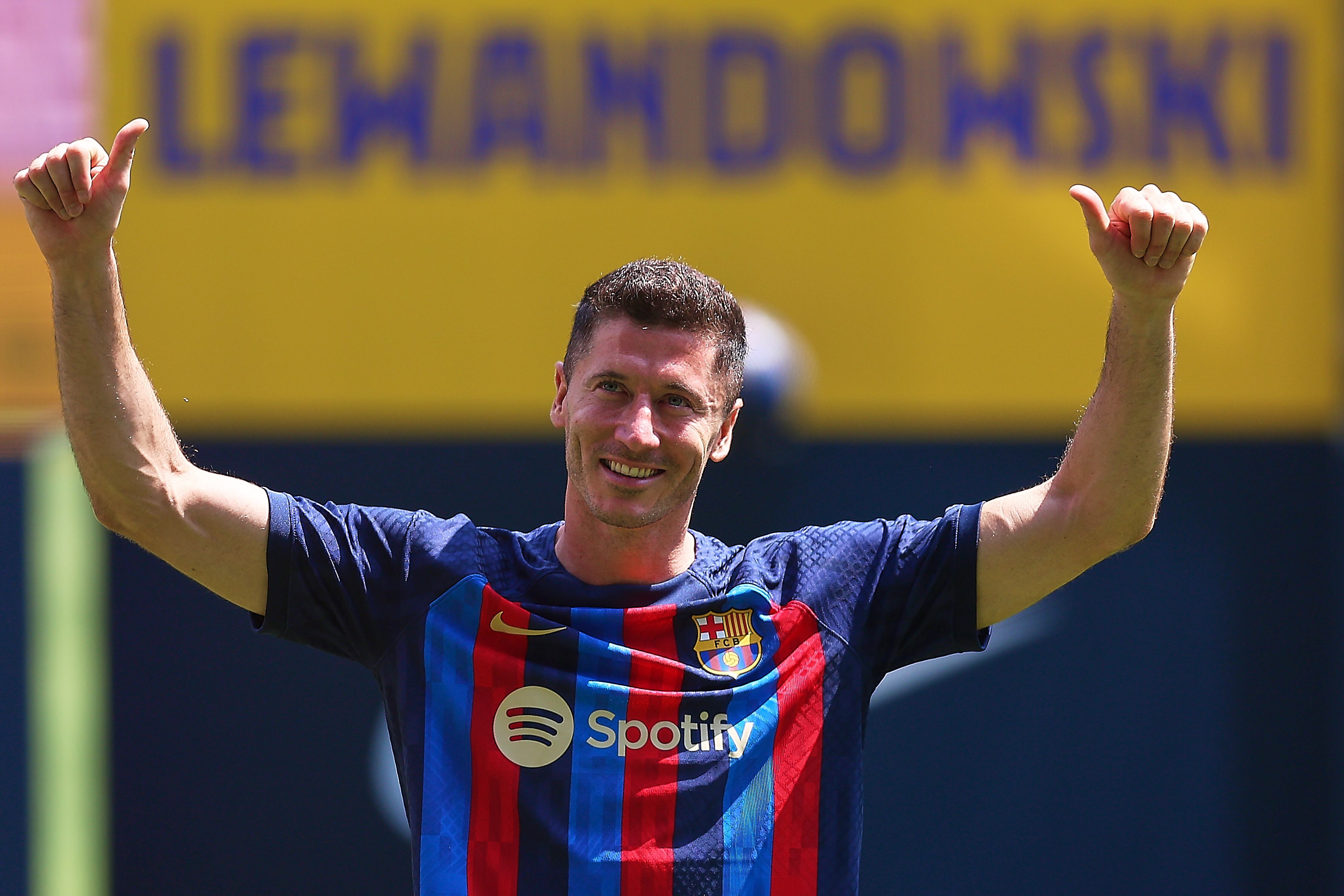 Robert Lewandowski posa con la elástica blaugrana