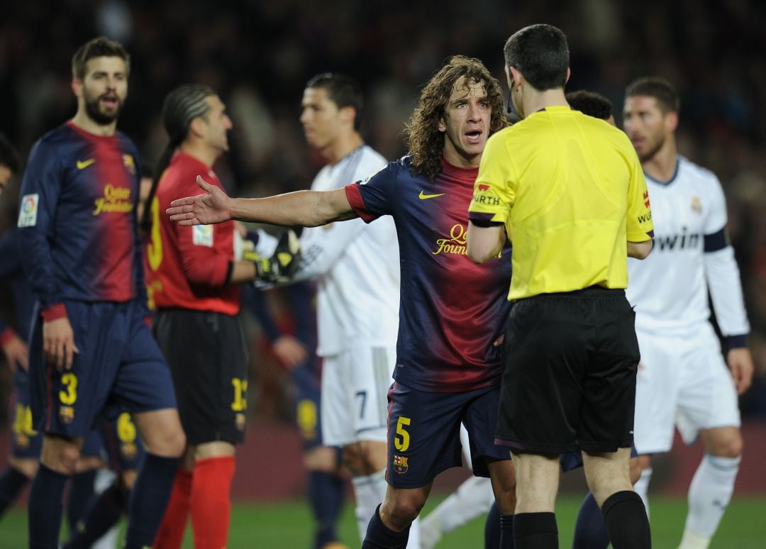 Carles Puyol protesta al árbitro en un &#039;clásico&#039;