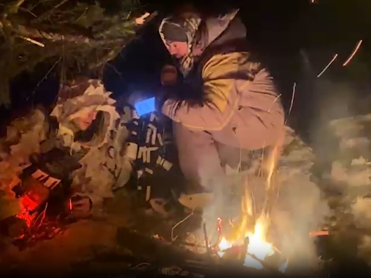 Así se hacen los refugios de circunstancia que fabrican los cazadores de montaña en plena guerra: "Requiere de adaptación a los medios, técnicas y procedimientos especiales"