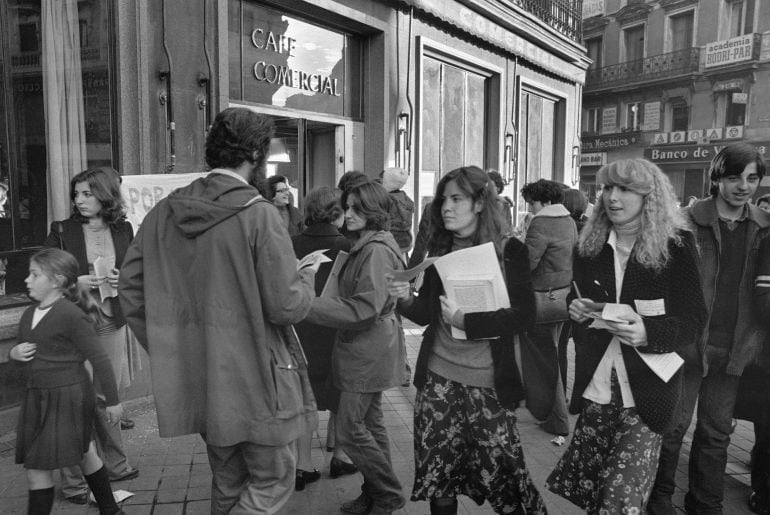 Representantes de numerosas asociaciones feministas instalaron en 1977 mesas en diferentes puntos de Madrid para la recogida de firmas y distribución de propaganda para la legalización de los métodos anticonceptivos 