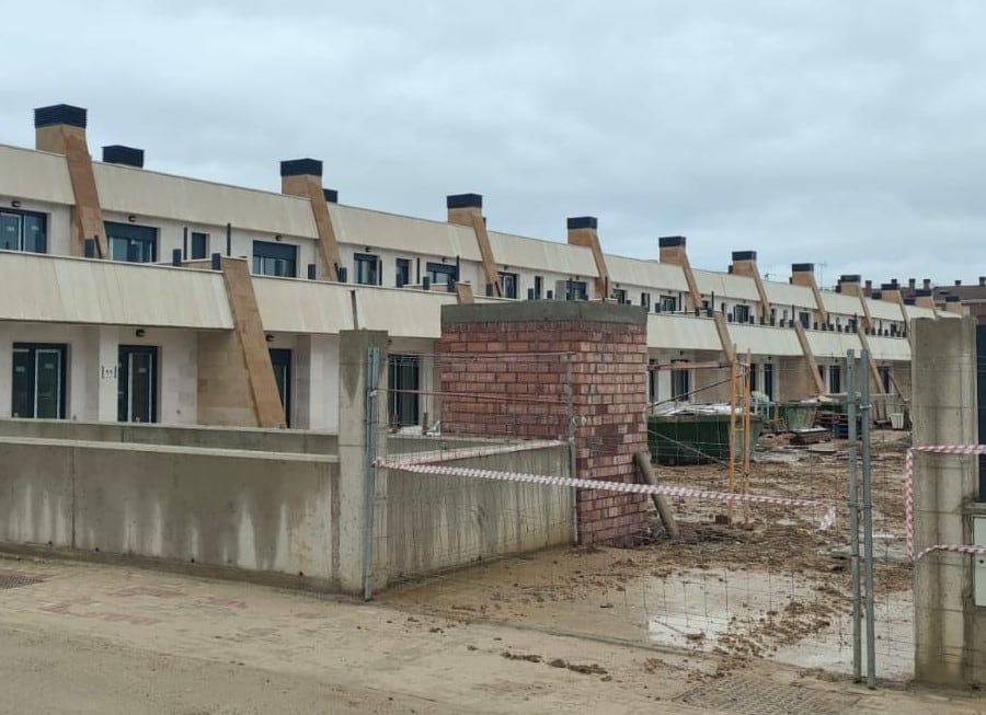 La promotora de las viviendas bloqueadas en Palencia asegura a los compradores que trabaja para reactivar su entrega