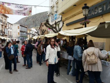 Ambiente en el Mercado Degusta Jaén en lascalles de Bedmar