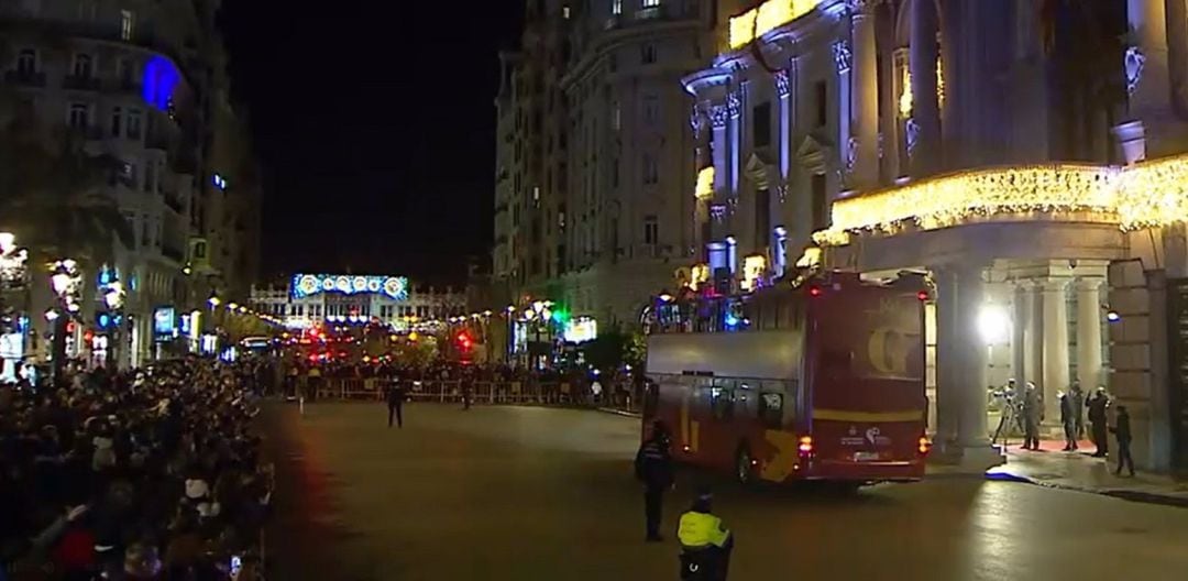 Llegada de los Reyes Magos en autobús turístico a la puerta del Ayuntamiento donde, tras las vallas, se agolpaban centenares de personas