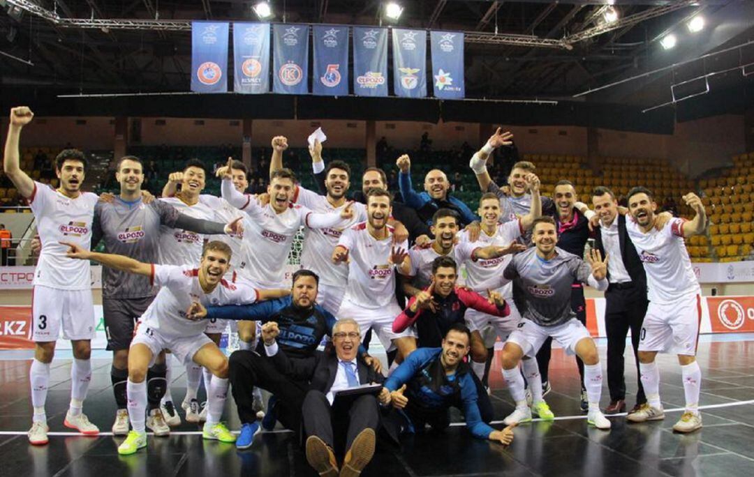 La plantilla de ElPozo Murcia celebrando el pase a la Final Four de la Champions