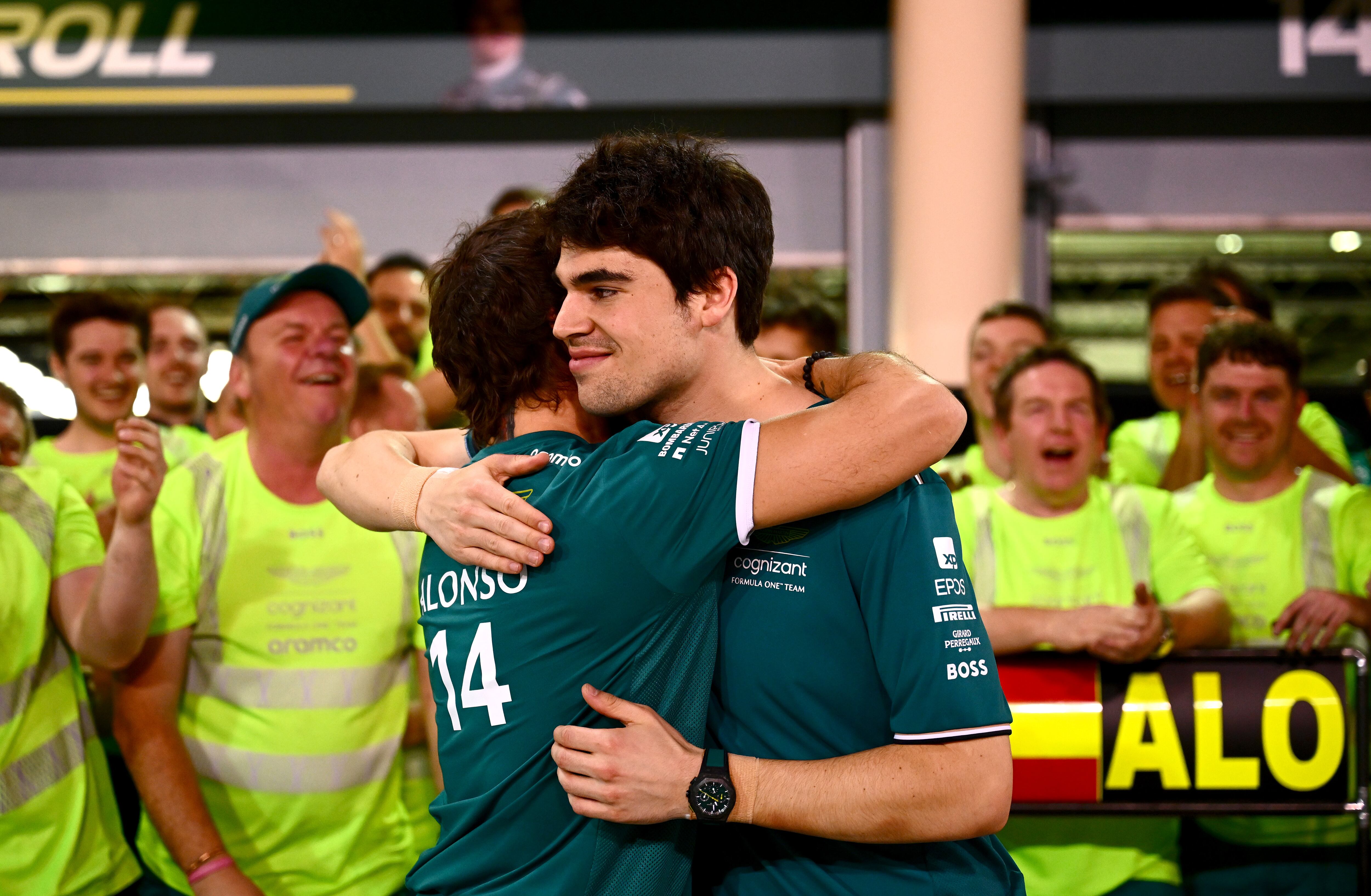 Alonso y Stroll, abrazados en la celebración en Baréin.