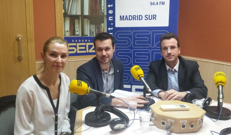 De izquierda a derecha, Patricia de Frutos (portavoz de Ciudadanos en Fuenlabrada), Víctor Ruiz Sierra (portavoz adjunto del PSOE en el ayuntamiento de Parla) y Miguel Angel Recuenco (portavoz del PP en Leganés)