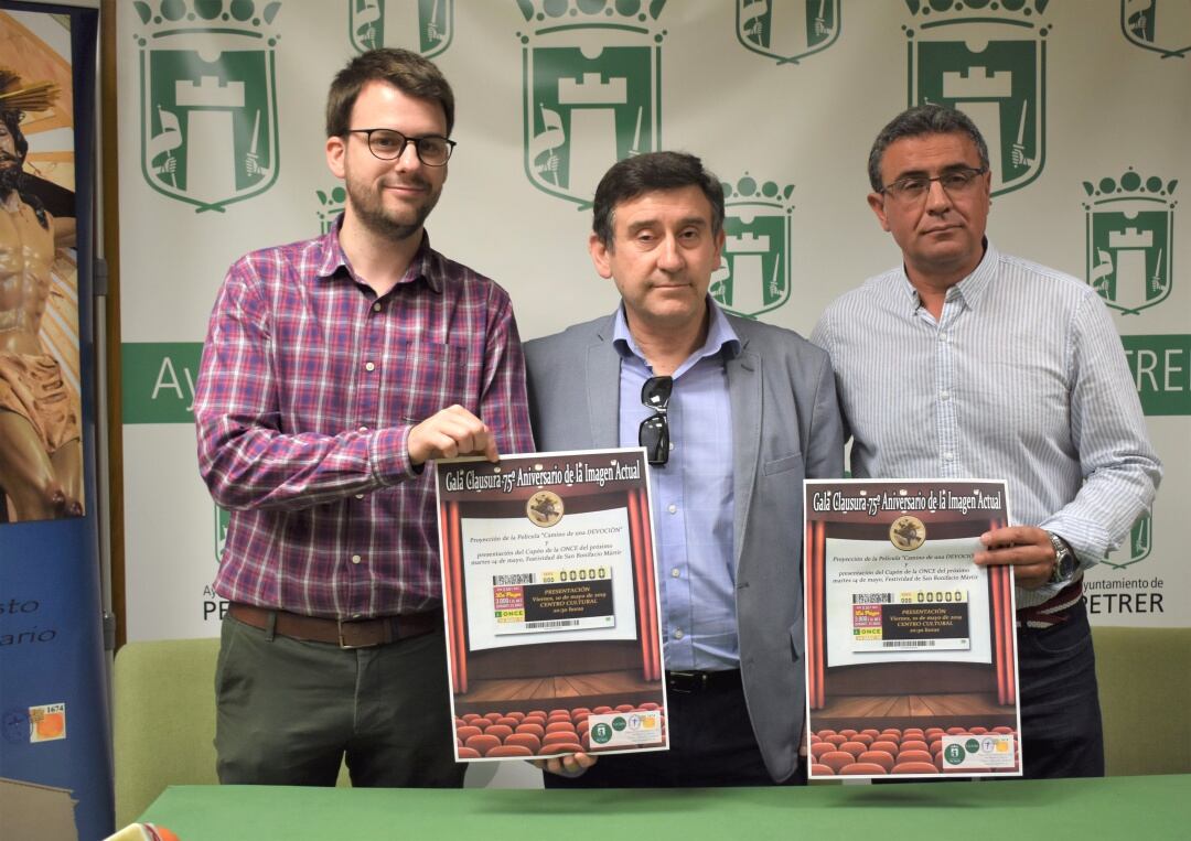 Fernando Portillo, concejal de Cultura del Ayuntamiento de Petrer, Carlos Carrazoni, director de la Agencia de la ONCE en Elda y José Vicente Romero, miembro de la Mayordomía del Santísimo Cristo del Monte Calvario.