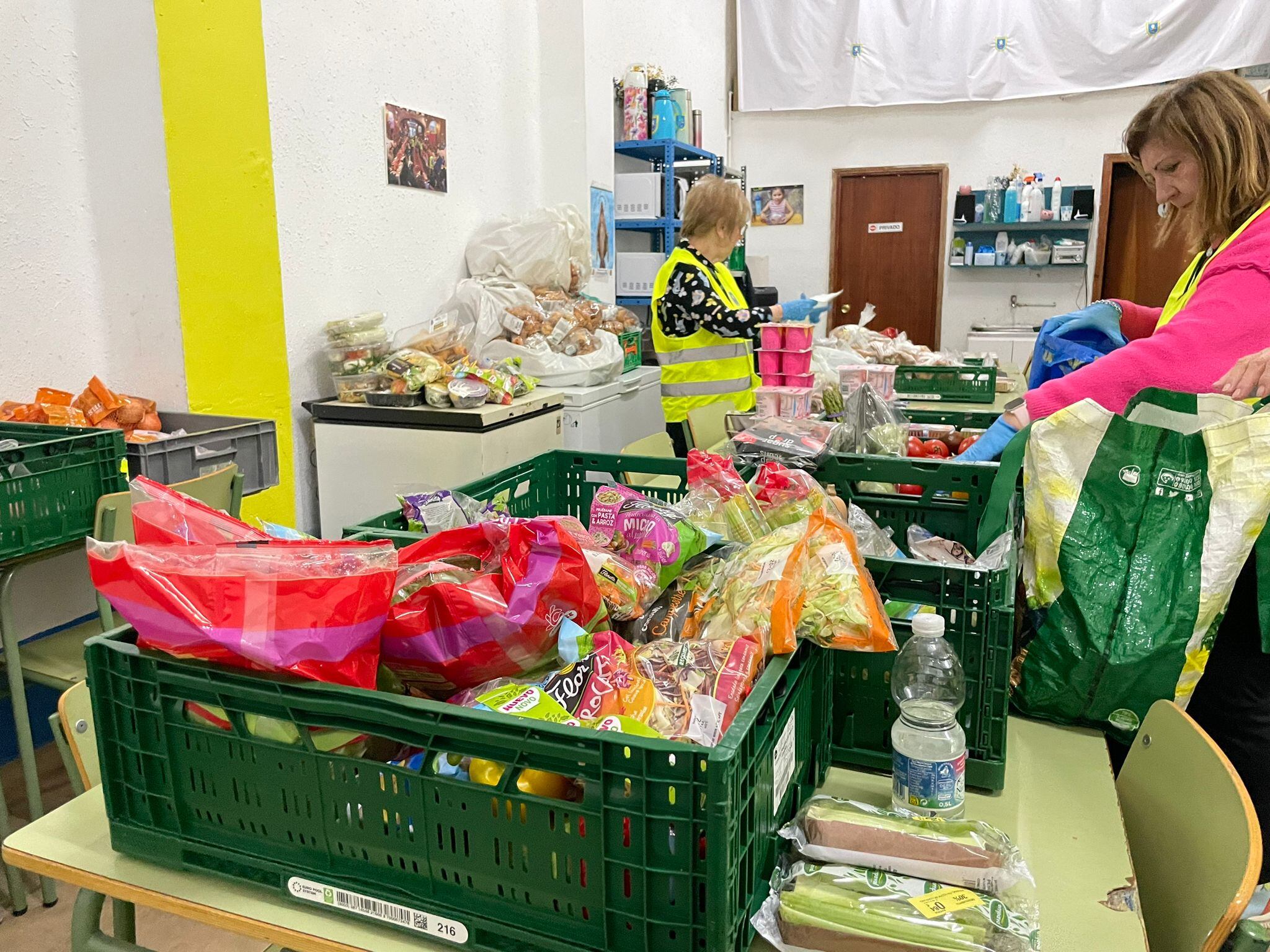 Voluntarias de Mensajeros de la paz preparan la comida que reparten a personas sin recursos.