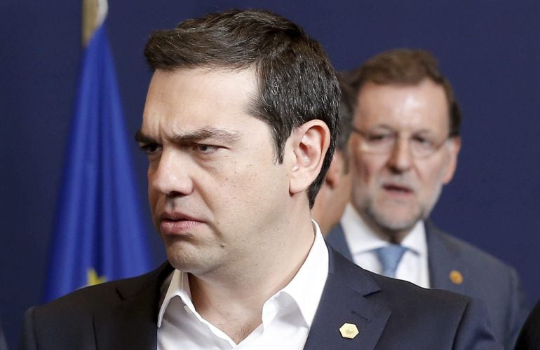 El primer ministro griego, Alexis Tsipras, y el presidente español, Mariano Rajoy (detrás).