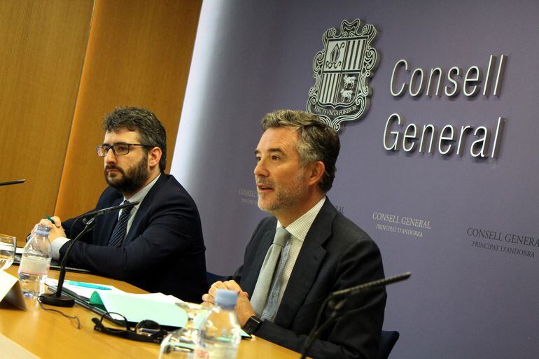 El ministre d'Educació i Ensenyament Superior, Eric Jover, i el síndic general, Vicenç Mateu, durant la roda de premsa.