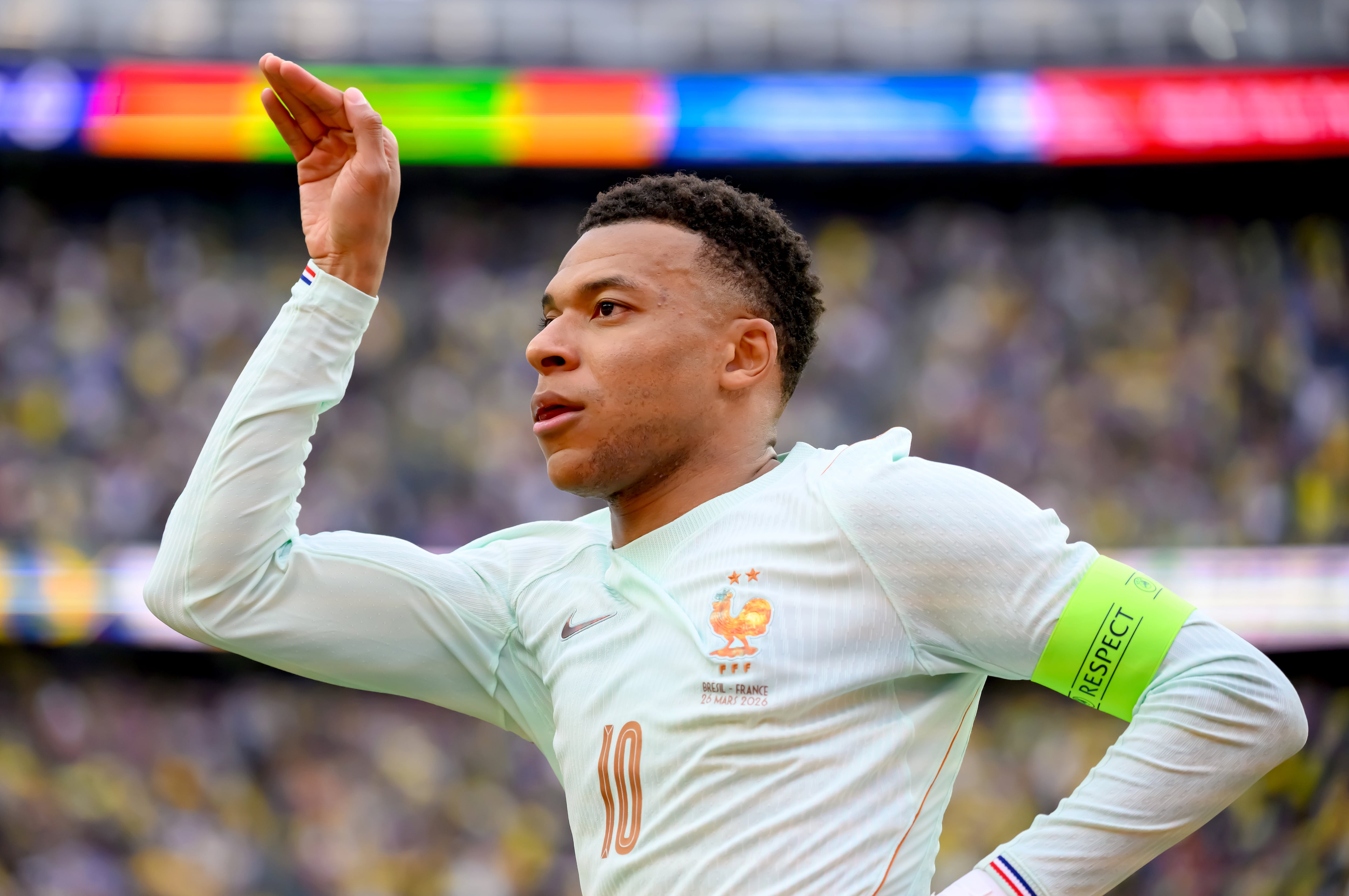 Mbappé celebra su gol contra Brasil en Estados Unidos