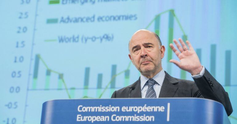 El comisario de europeo de Asuntos Económicos y Financieros, Pierre Moscovici, ofrece una rueda de prensa en Bruselas (Bélgica).