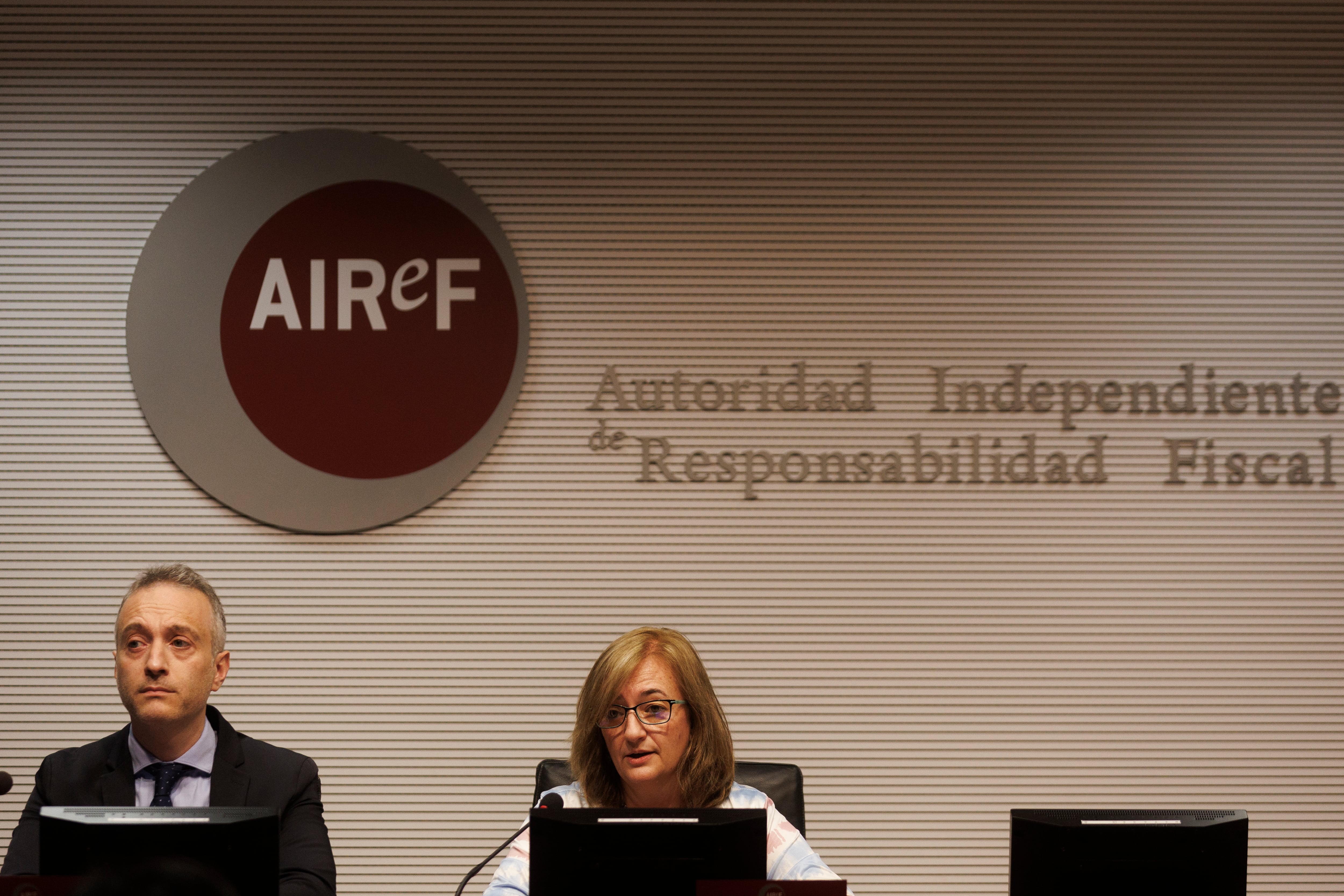 La presidenta de AIReF, Cristina Herrero, y el director de la División de Evaluación del Gasto Público de la AIReF, José María Casado, durante la rueda de prensa para presentar su primera opinión sobre el ingreso mínimo vital (IMV).