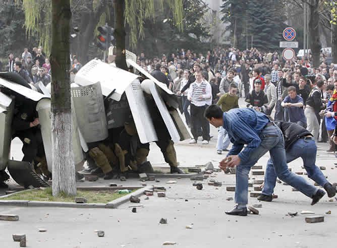 La policía fue reducida por los manifestantes que hiririeron a pedradas a algunos de ellos