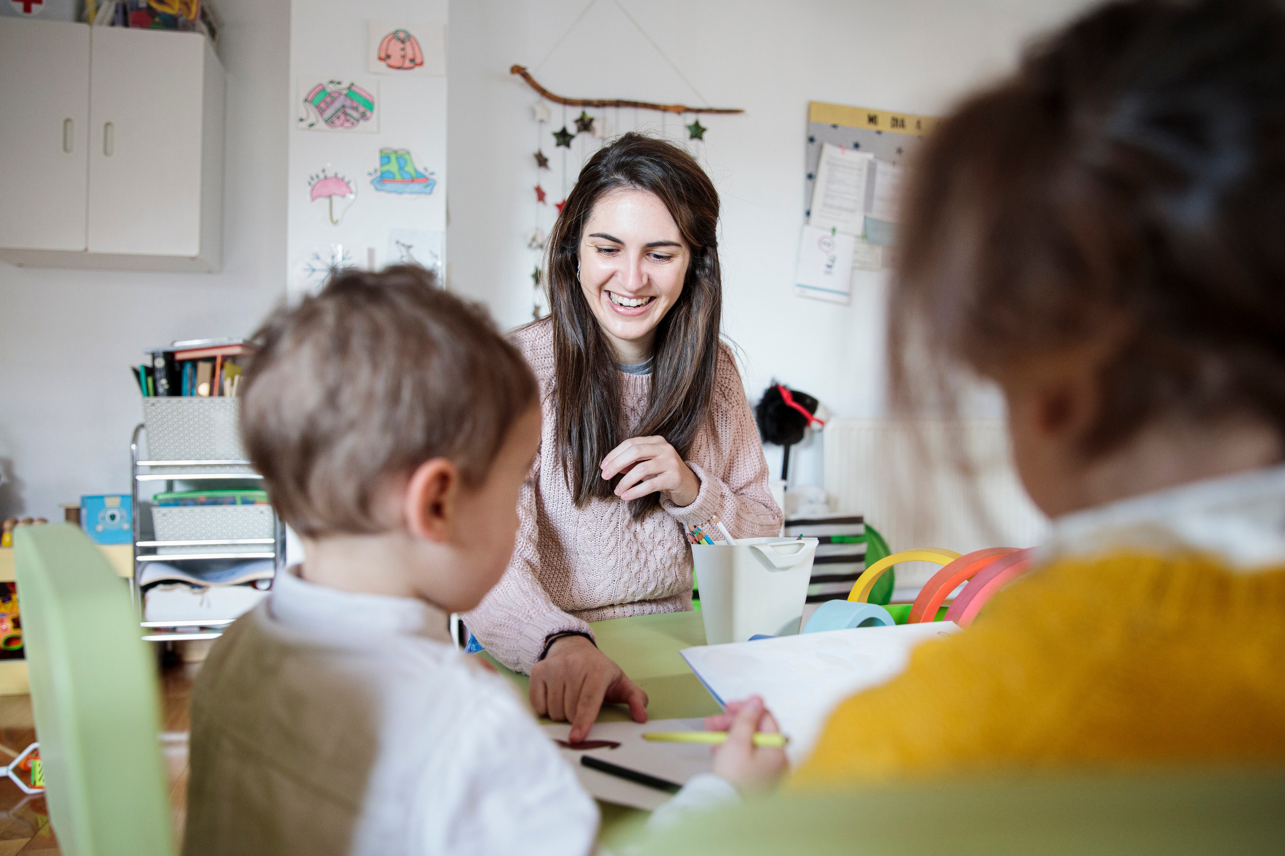 Un profesora enseña a sus alumnos en la guardería