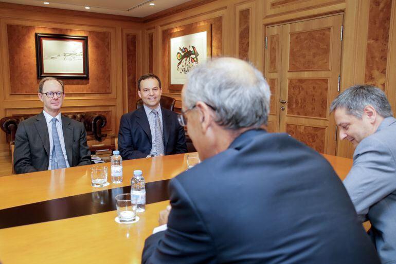 J.C. Flowers (e), amb el president de VallBanc (d) durant la trobada mantinguda aquest matí amb el cap de Govern i el ministre d'Exteriors a l'edifici administratiu.