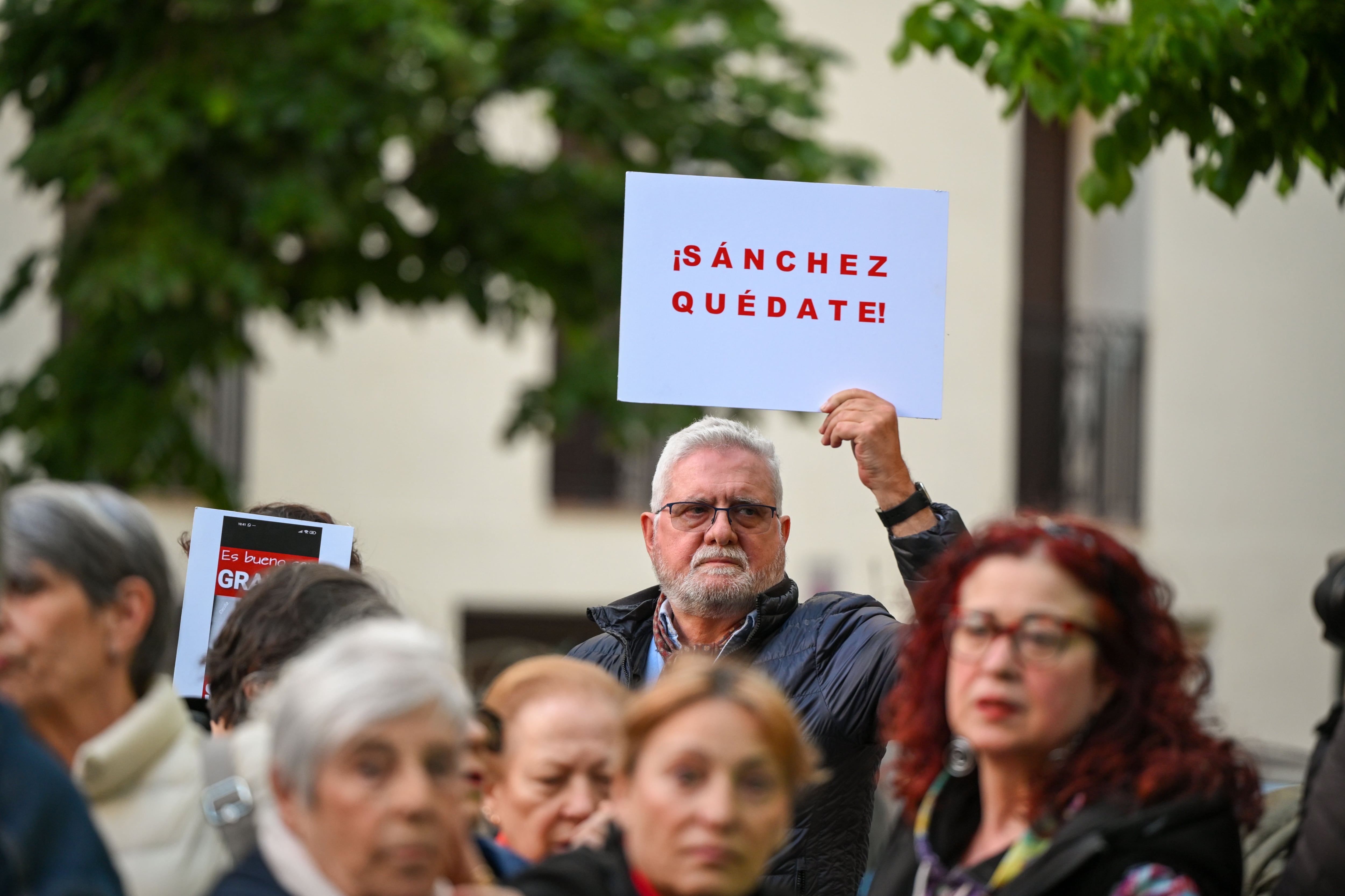 Asistentes a la manifestación en apoyo al presidente del Gobierno bajo el lema &#039;Todos a Ferraz. Pedro no está solo&#039; este jueves en la calle Ferraz, en Madrid.