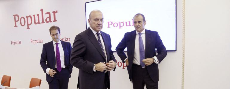 El consejero delegado del Banco Popular, Pedro Larena, acompañado por el director financiero y el subdirector general de la entidad, Javier Moreno y Carlos Balado , respectivamente, durante la rueda de prensa ofrecida hoy en Madrid para presentar los resu