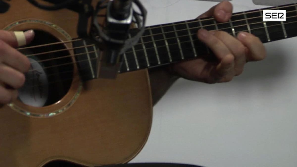 Carne cruda: Diego García toca 'Laura va'