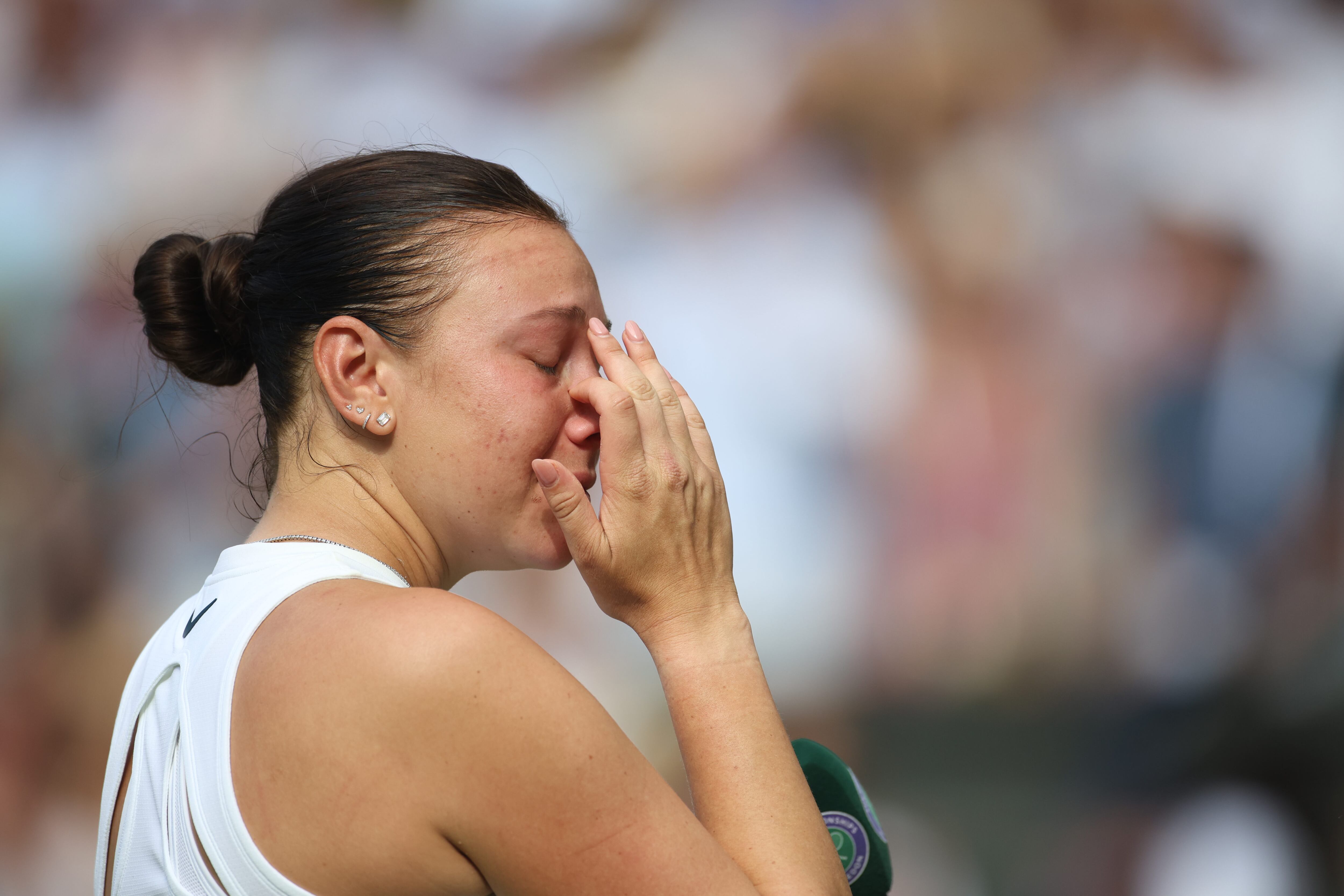 Amanda Anisimova no puede aguantar las lágrimas tras perder por un doble 6-0 ante Swiatek