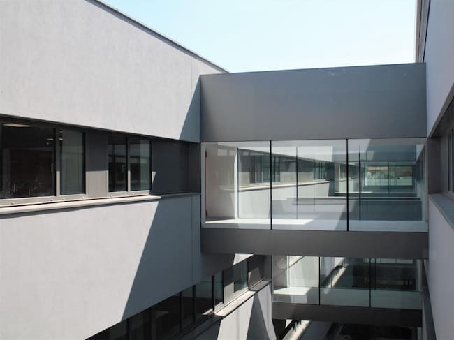 Uno de los pasillos que conecta los nuevos edificios