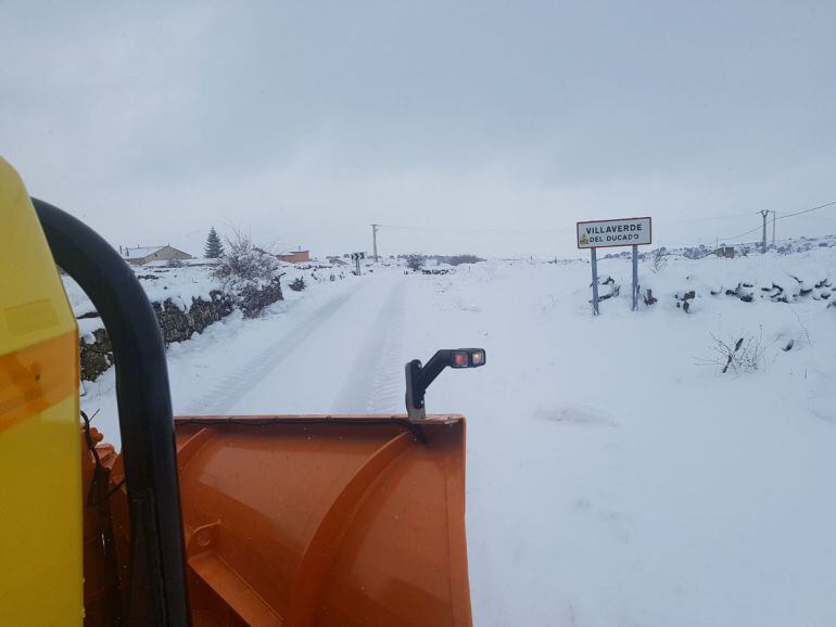 Quitanieves en la carretera de Villaverde del Ducado (GU)