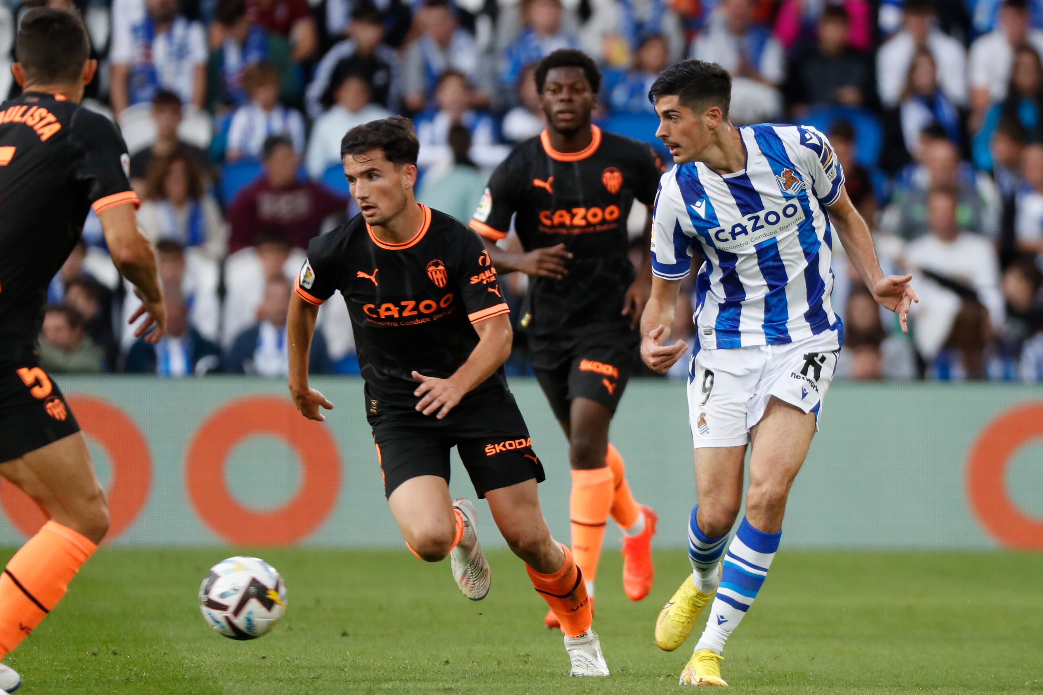 SAN SEBASTIÁN, 06/11/2022.- El defensa español del Valencia Hugo Guillamón (i) disputa un balón con Carlos Fernández (d), delantero español de la Real Sociedad, durante el partido correspondiente a la decimotercera jornada de LaLiga entre Real Sociedad y Valencia CF disputado este domingo en el Reale Arena de San Sebastián. EFE/ Javier Etxezarreta
