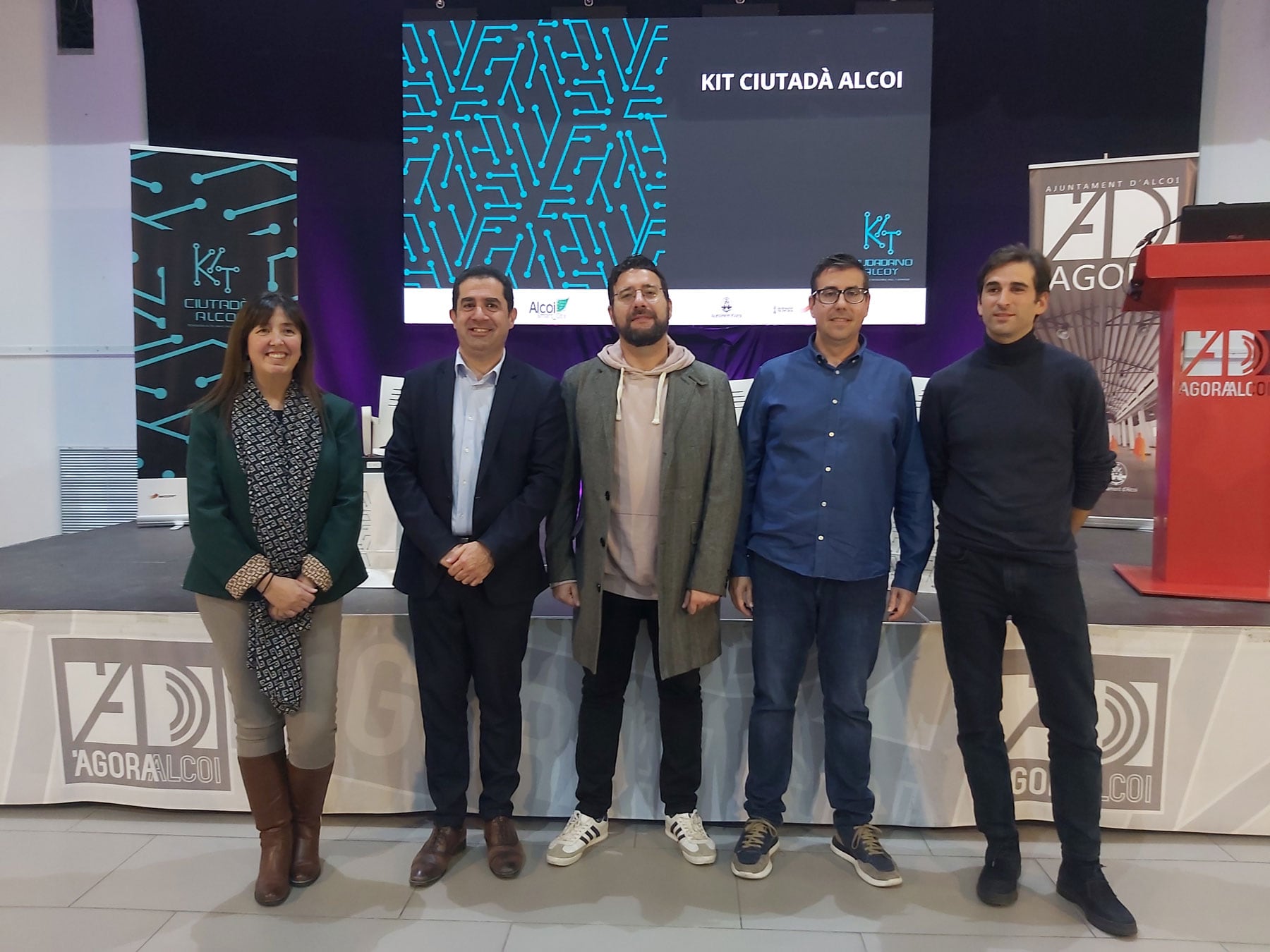 Imagen de autoridades y técnicos posterior a la presentación del kit ciutadà