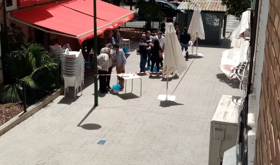 Aspecto de la terraza de un bar este lunes en Sevilla capital