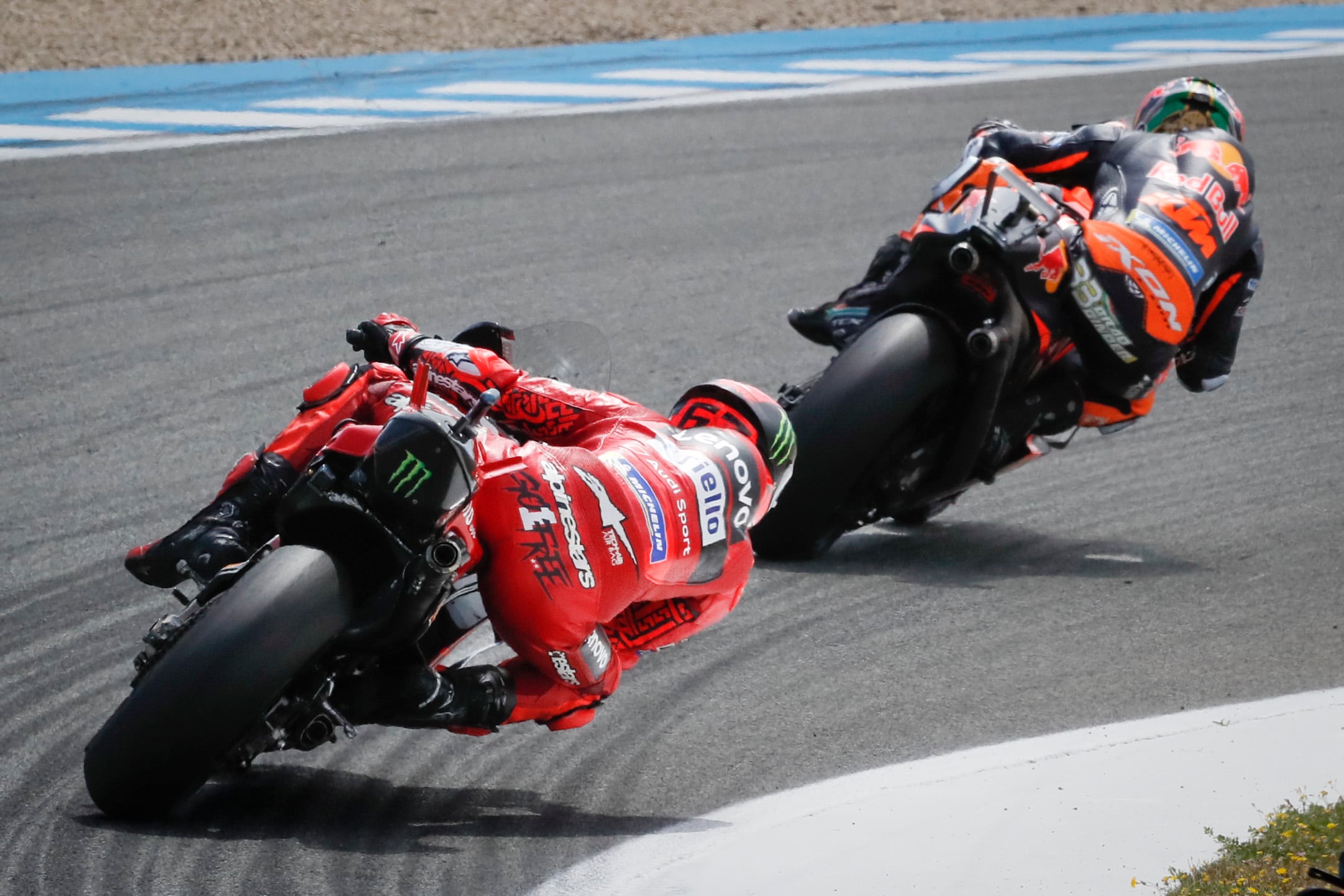 Pecco Bagnaia y Brad Binder se jugaron el primer puesto en Jerez, durante el GP de España de MotoGP.