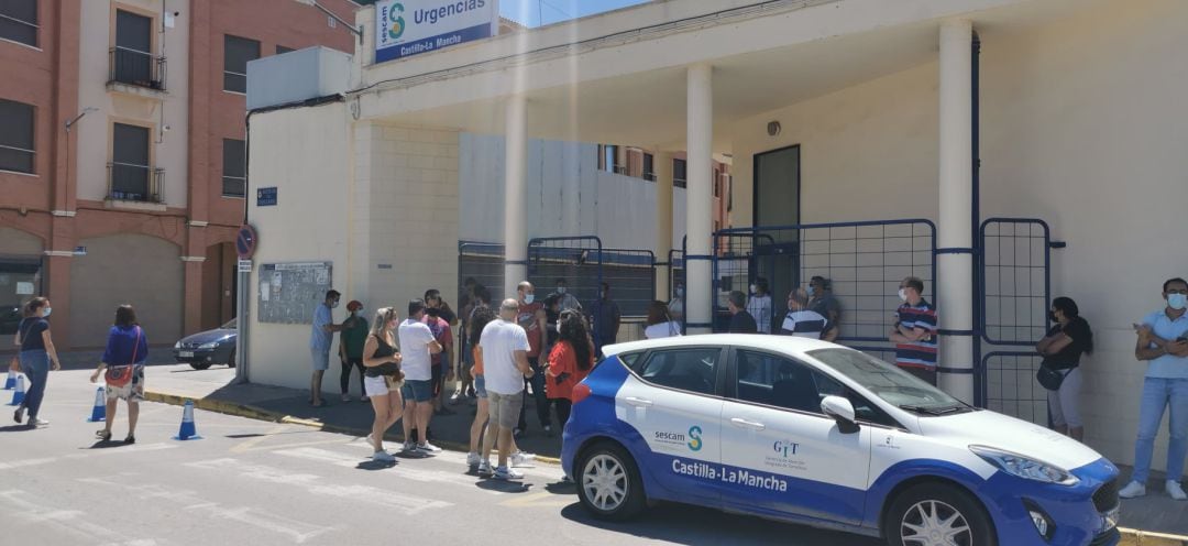 Ciudadanía esperando la vacunación en el centro de salud