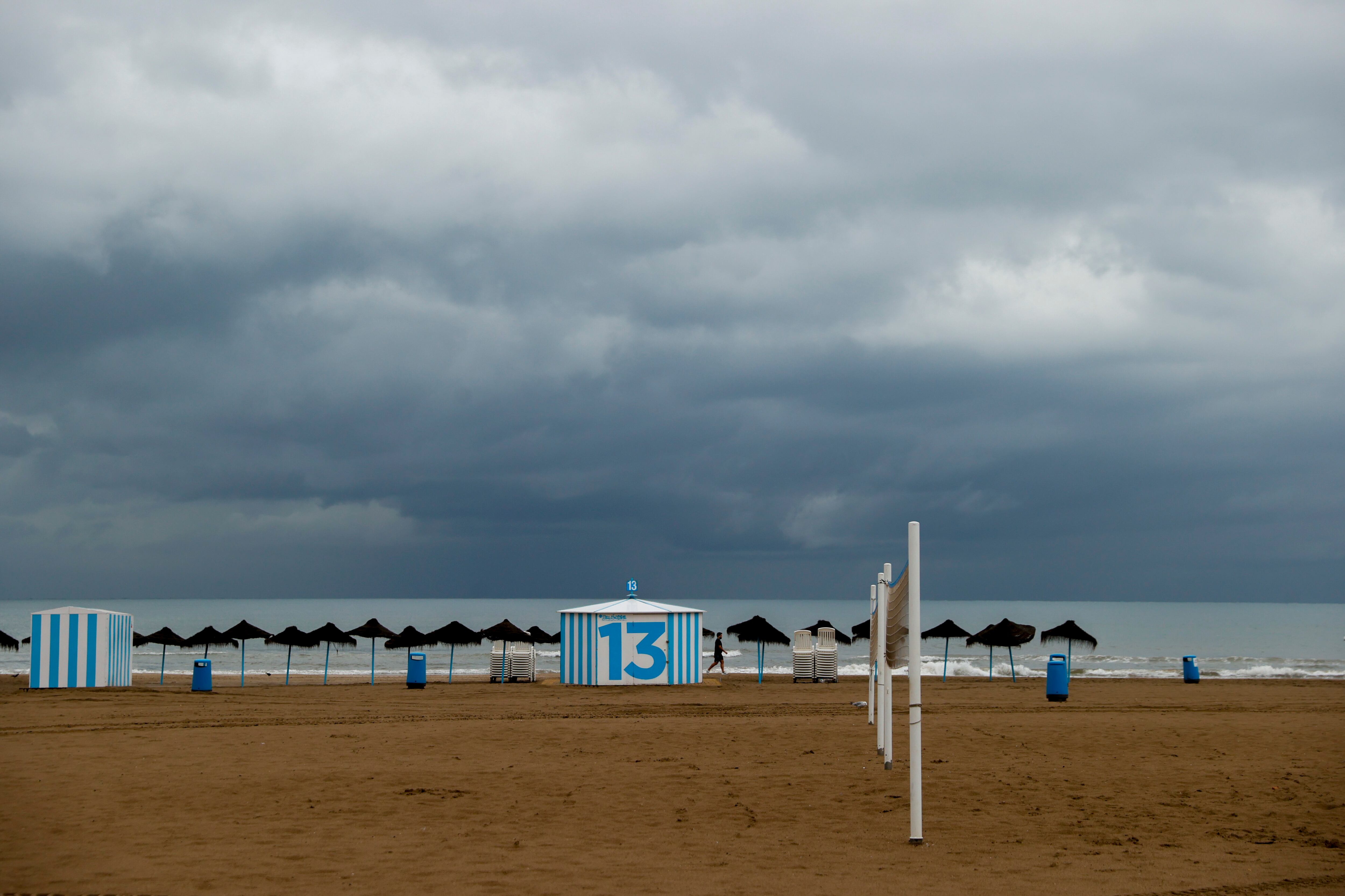 Aemet prevé un episodio de frío más suave de lo esperado. En la imagen, la playa de la Malvarrosa (Archivo) EFE/ Juan Carlos Cárdenas