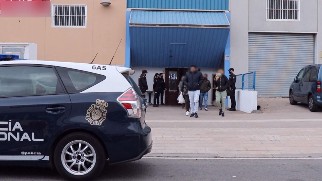 Nave en la que se estaba celebrando una fiesta ilegal este fin de semana en Alicante