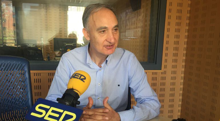 El nuevo rector de la UVA, Antonio Largo Cabrerizo, en los estudios de la SER