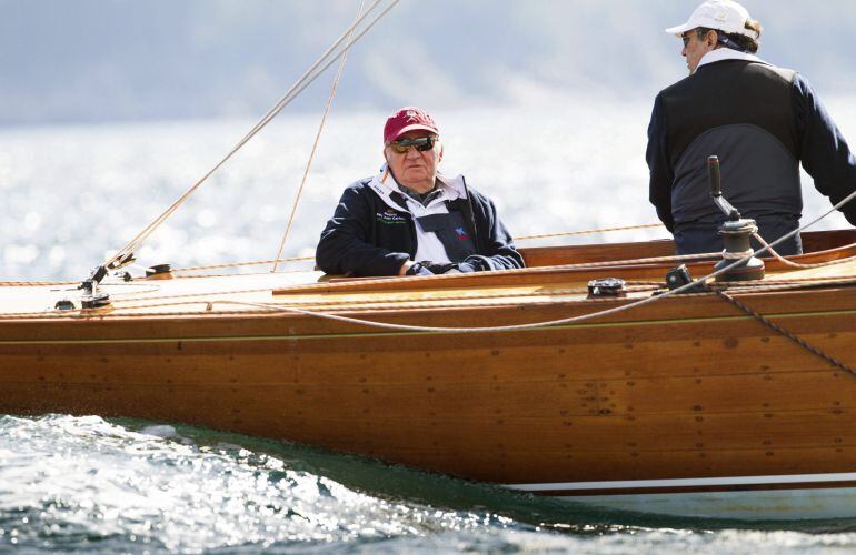 El rey Juan Carlos, acompañado por el navegante gallego Pedro Campos, a bordo del 'Ian', el velero clásico adquirido recientemente en Finlandia por el navegante gallego y el armador barcelonés José Cusí, y que rebautizará como 'Bribón'.