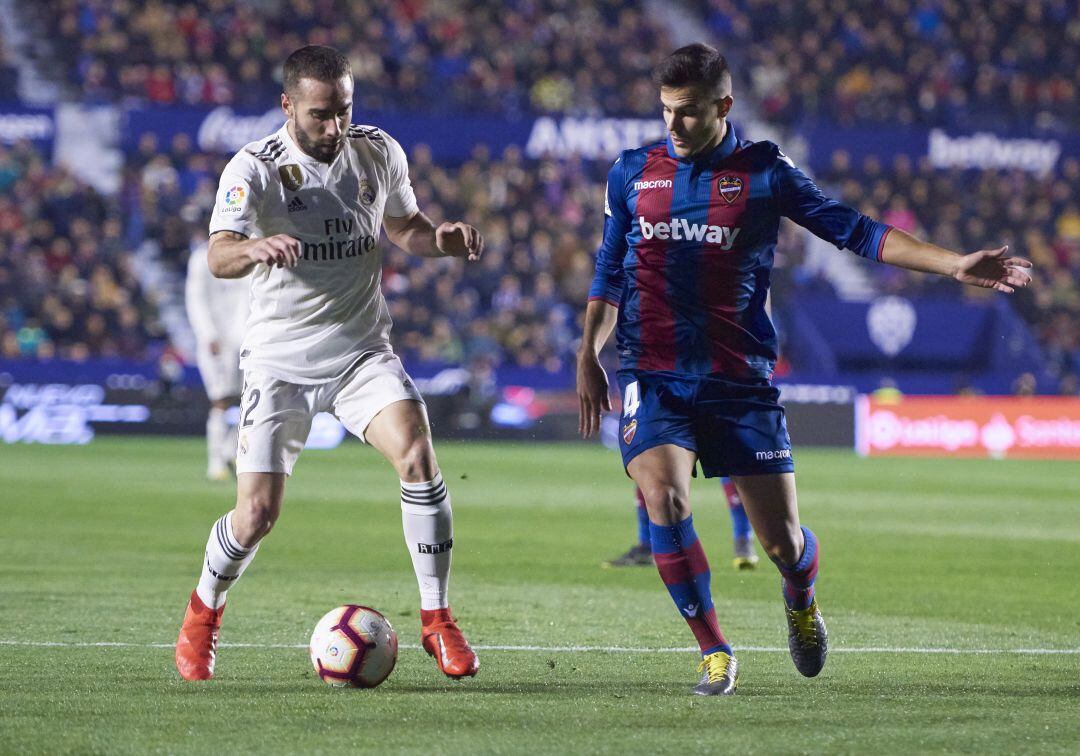 Carvajal aguanta un balón, en una acción del partido