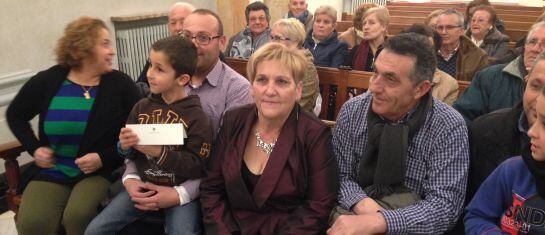 Carmen Sánchez, al centre de la imatge, acompanyada de la seva família.