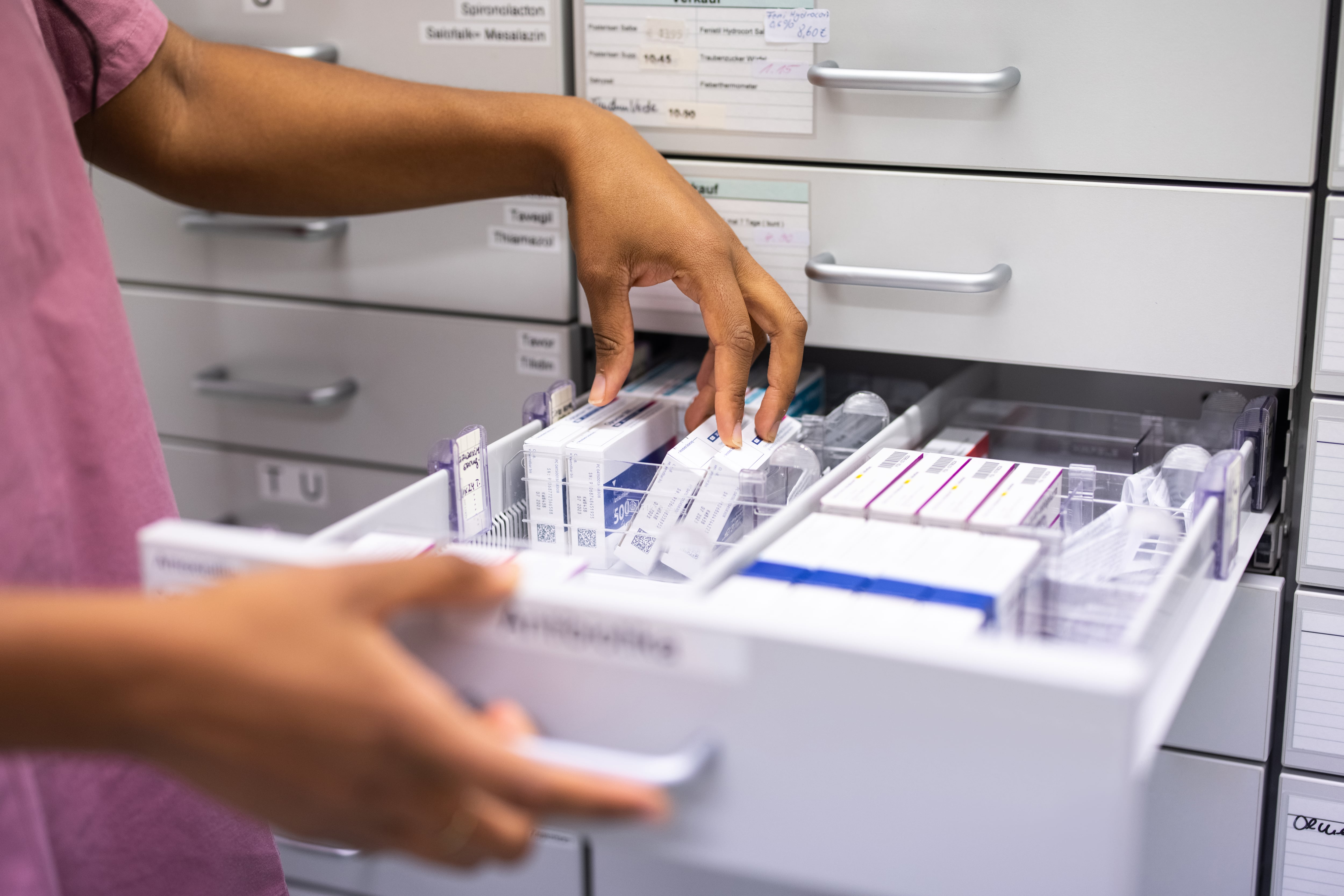 Farmacéutica buscando un medicamento.