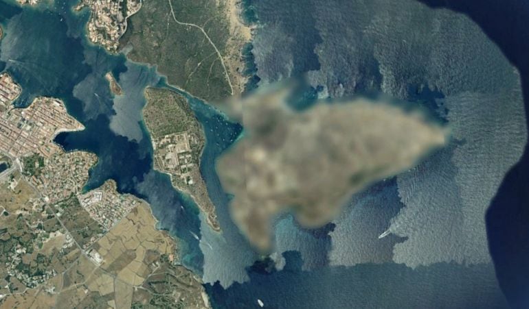 La península de Mola, en Menorca, difuminada en Google Maps.