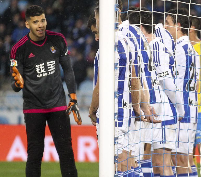 El portero argetino de la Real Sociedad Gerónimo Rulli coloca la barrera antes del recibir el gol de la derrota contra Las Palmas