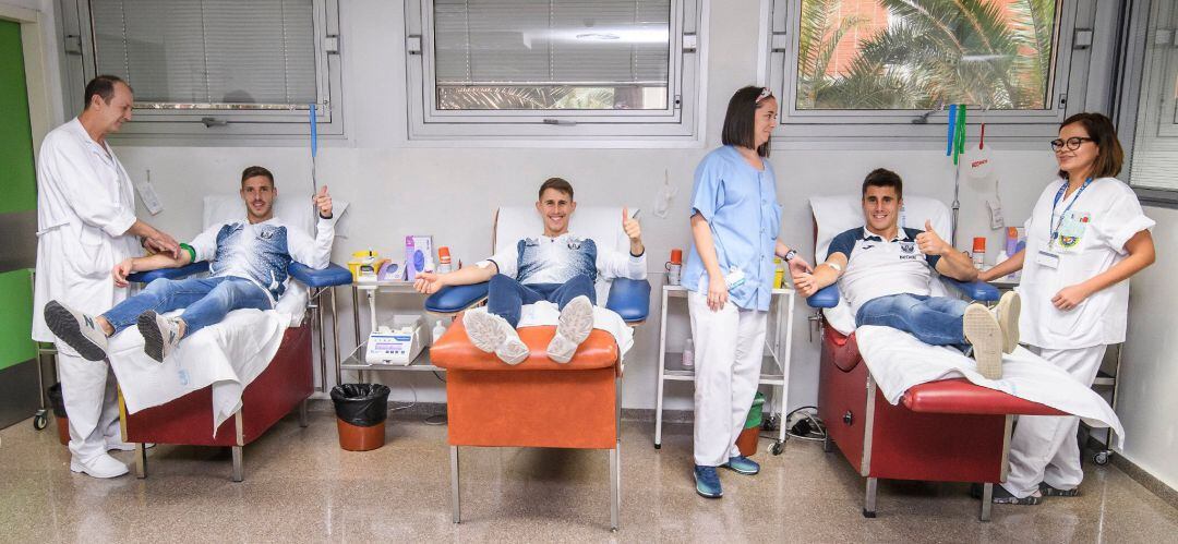 De izquierda a derecha, Rubén Pérez, Alex Szymanowski y Unai Bustinza donando sangre.