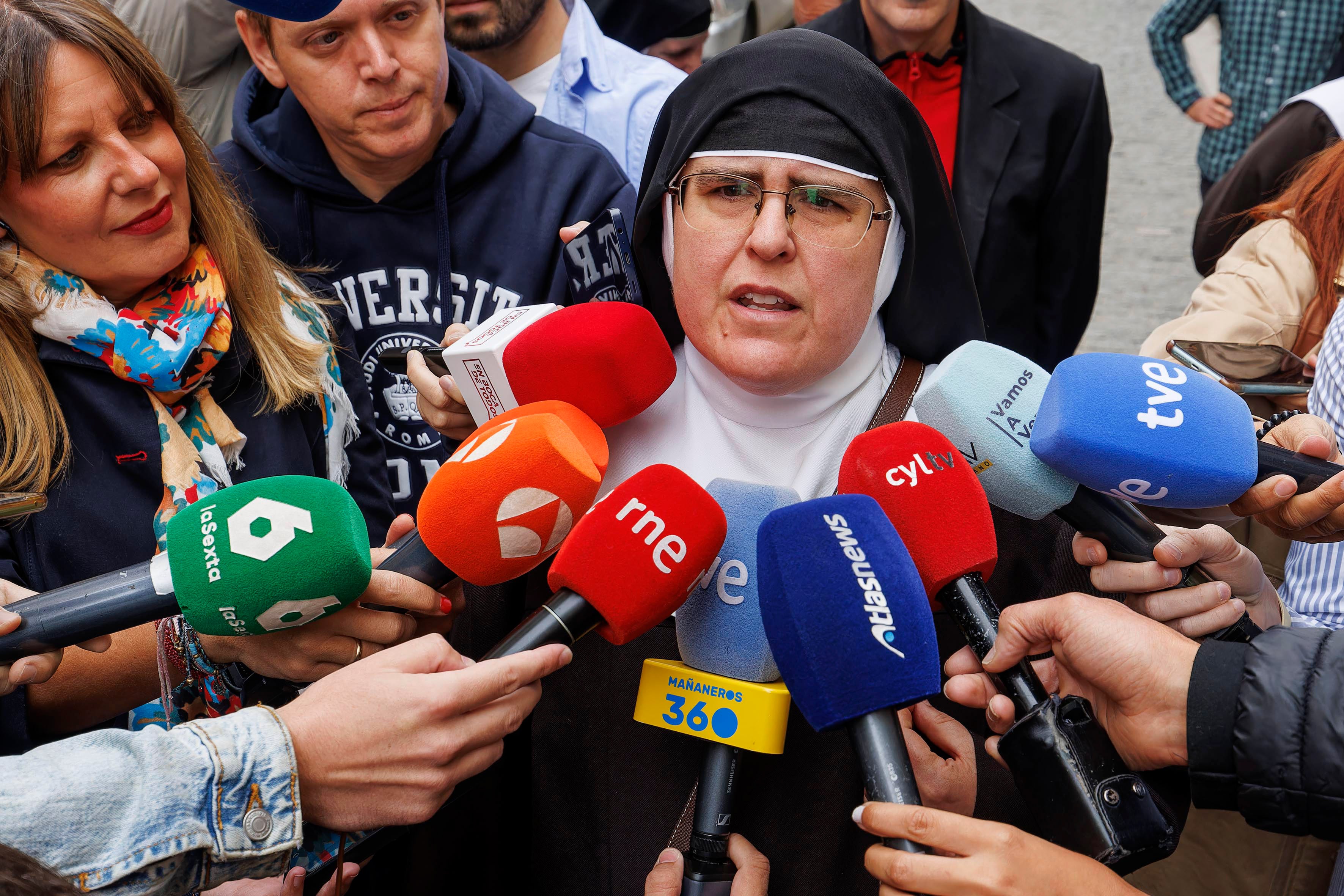Laura García de Viedma, exabadesa del convento de las Clarisas de Belorado, atiende a los medios a su llegada este martes al Juzgado de Primera Instancia e Instrucción de Briviesca (Burgos).