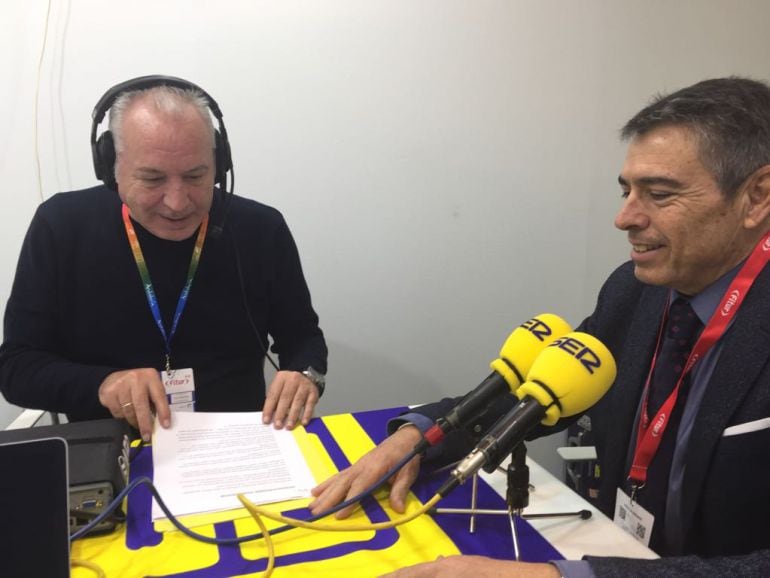 Joan Tur, con Nacho Lahuerta en el estudio móvil de Radio Ibiza