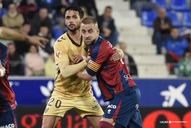 El jugador del Málaga Nelson Monte, en una acción del encuentro contra el Huesca