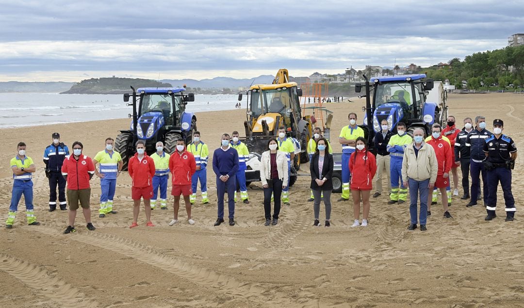 Representantes municipales, efectivos de la Policia Local y miembros de Cruz Roja y de Ascan en la presentación del dispositvo de playas de este verano.