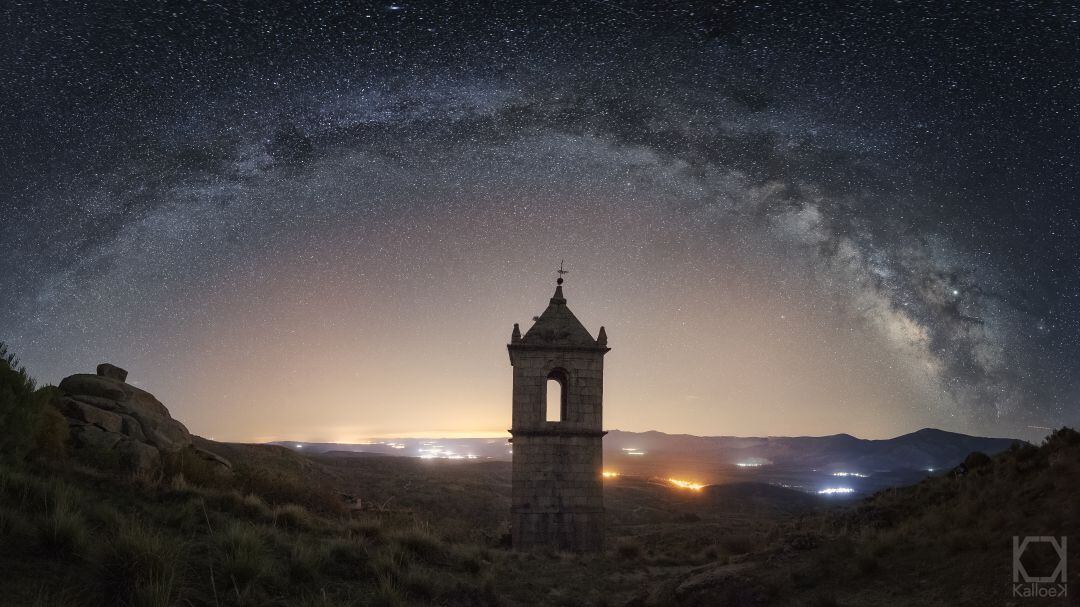 Arco de la vía láctea sobre el Monasterio de El Risco en Amavida el pasado 5 de mayo