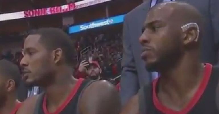 Chris Paul y Trevor Ariza, durante un tiempo muerto de los Rockets